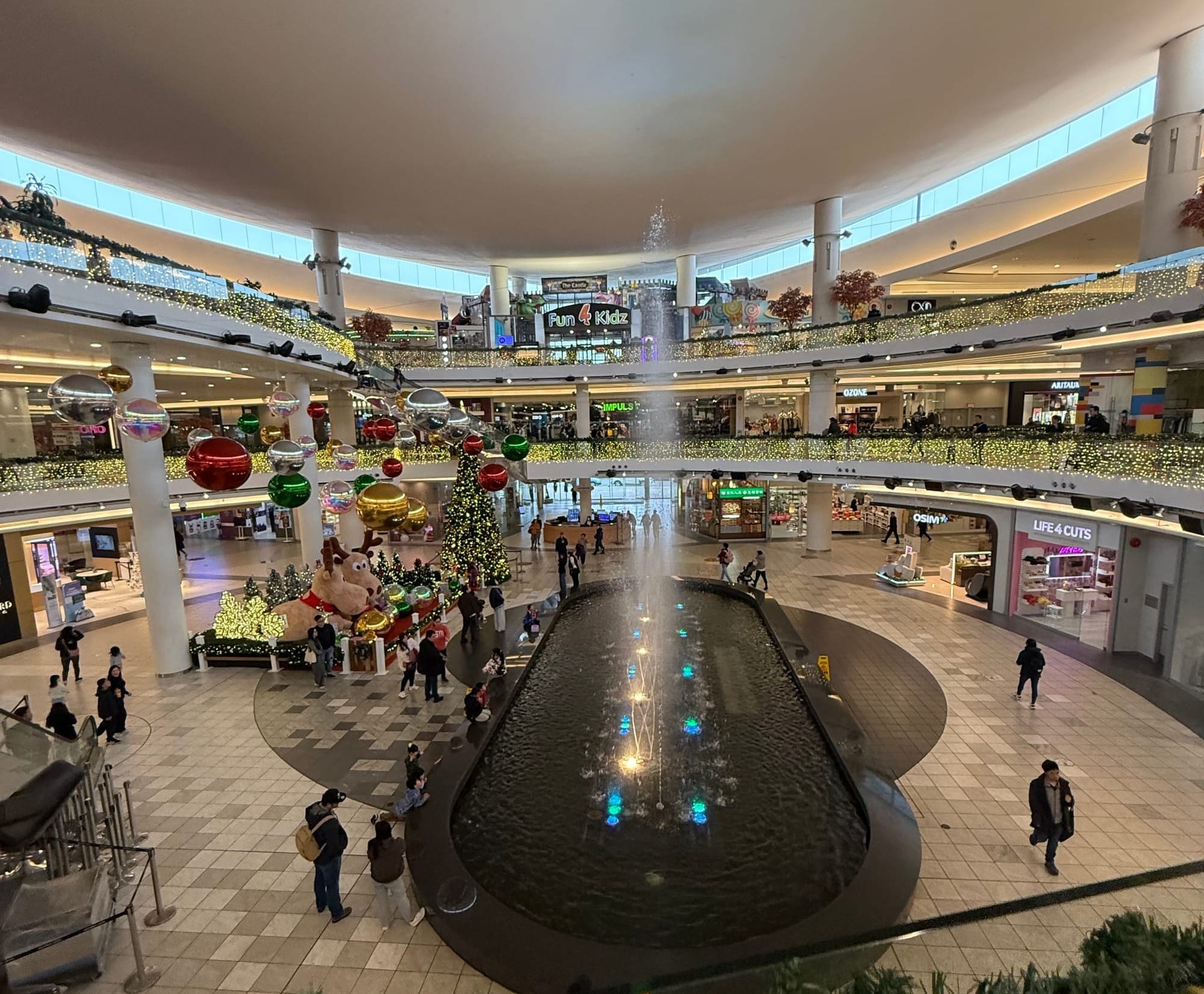 The courtyard of Aberdeen, with a large fountain shooting tall jets of water in a dramatic way